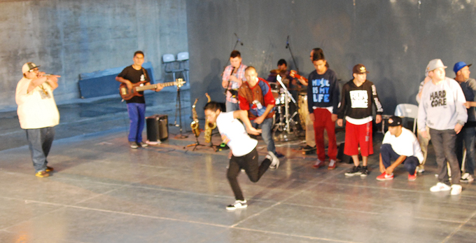 Fotografía de la batalla Up Rock que se llevó a cabo el 29 de mayo de 2015 como parte del encuentro internacional Danza Urbana Generación Hip Hop realizado en el Centro Nacional de las Artes.