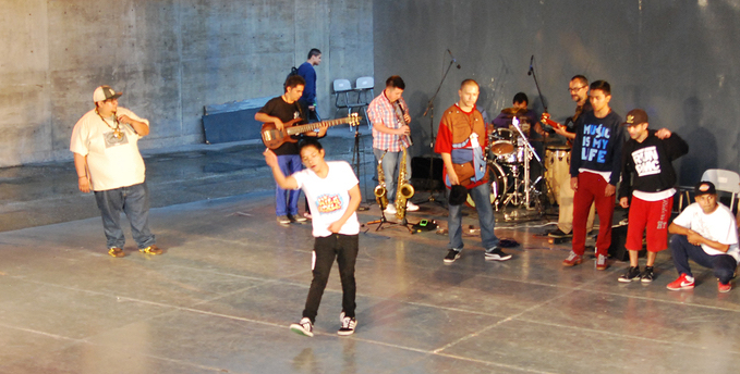 Fotografía de la batalla Up Rock que se llevó a cabo el 29 de mayo de 2015 como parte del encuentro internacional Danza Urbana Generación Hip Hop realizado en el Centro Nacional de las Artes.