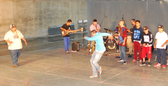 Fotografía de la batalla Up Rock que se llevó a cabo el 29 de mayo de 2015 como parte del encuentro internacional Danza Urbana Generación Hip Hop realizado en el Centro Nacional de las Artes.
