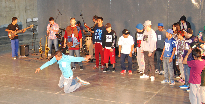 Fotografía de la batalla Up Rock que se llevó a cabo el 29 de mayo de 2015 como parte del encuentro internacional Danza Urbana Generación Hip Hop realizado en el Centro Nacional de las Artes.