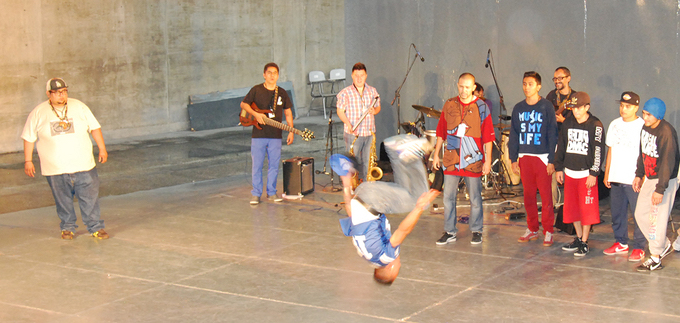 Fotografía de la batalla Up Rock que se llevó a cabo el 29 de mayo de 2015 como parte del encuentro internacional Danza Urbana Generación Hip Hop realizado en el Centro Nacional de las Artes.