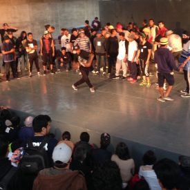 Fotografía de la batalla Up Rock que se llevó a cabo el 29 de mayo de 2015 como parte del encuentro internacional Danza Urbana Generación Hip Hop realizado en el Centro Nacional de las Artes.