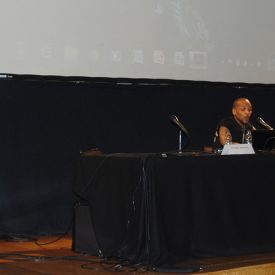 Fotografía de la conferencia "El arte de la batalla", impartida por Alien Ness como parte del encuentro internacional Danza Urbana Generación Hip Hop llevado a cabo en el Centro Nacional de las Artes del 29 al 31 de mayo de 2015.