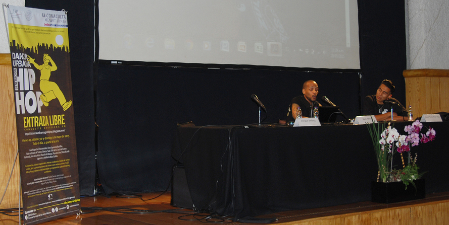 Fotografía de la conferencia "El arte de la batalla", impartida por Alien Ness como parte del encuentro internacional Danza Urbana Generación Hip Hop llevado a cabo en el Centro Nacional de las Artes del 29 al 31 de mayo de 2015.