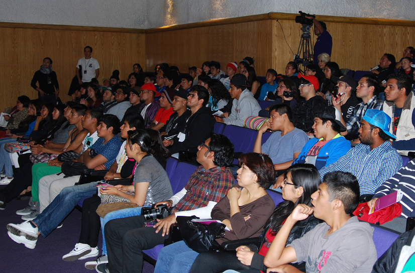 Fotografía de la conferencia "El arte de la batalla", impartida por Alien Ness como parte del encuentro internacional Danza Urbana Generación Hip Hop llevado a cabo en el Centro Nacional de las Artes del 29 al 31 de mayo de 2015.