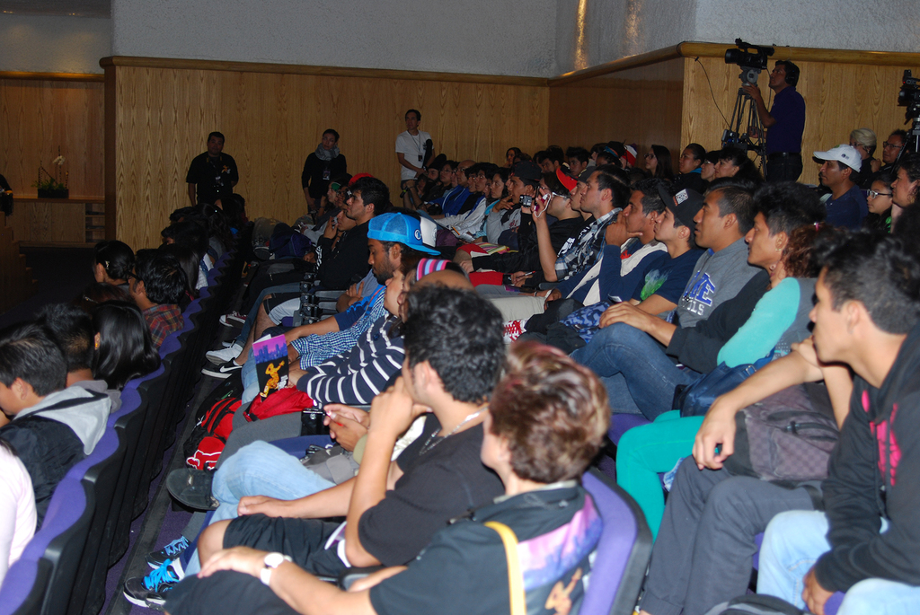 Fotografía de la conferencia magistral "El arte de la batalla" impartida por Alien Ness el 29 de mayo de 2015 como parte del encuentro internacional Danza Urbana Generación Hip Hop llevado a cabo en el Centro Nacional de las Artes.