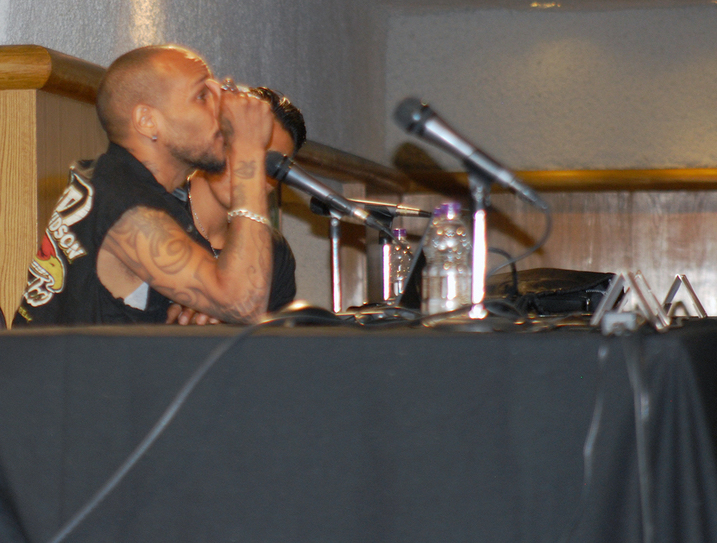 Fotografía de la conferencia magistral "El arte de la batalla" impartida por Alien Ness el 29 de mayo de 2015 como parte del encuentro internacional Danza Urbana Generación Hip Hop llevado a cabo en el Centro Nacional de las Artes.