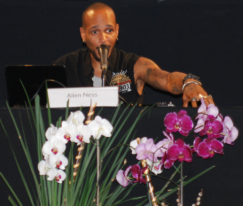 Fotografía de la conferencia magistral "El arte de la batalla" impartida por Alien Ness el 29 de mayo de 2015 como parte del encuentro internacional Danza Urbana Generación Hip Hop llevado a cabo en el Centro Nacional de las Artes.