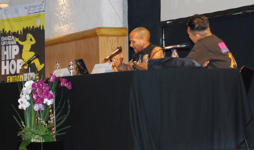Fotografía de la conferencia magistral "El arte de la batalla" impartida por Alien Ness el 29 de mayo de 2015 como parte del encuentro internacional Danza Urbana Generación Hip Hop llevado a cabo en el Centro Nacional de las Artes.