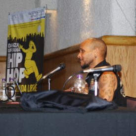 Fotografía de la conferencia magistral "El arte de la batalla" impartida por Alien Ness el 29 de mayo de 2015 como parte del encuentro internacional Danza Urbana Generación Hip Hop llevado a cabo en el Centro Nacional de las Artes.