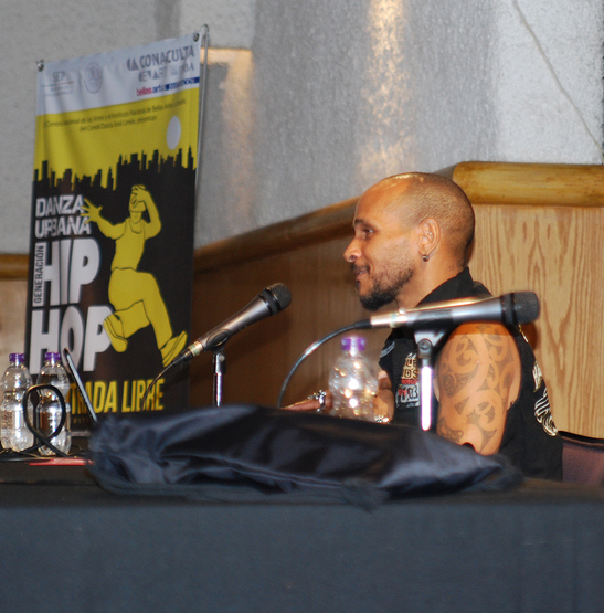 Fotografía de la conferencia magistral "El arte de la batalla" impartida por Alien Ness el 29 de mayo de 2015 como parte del encuentro internacional Danza Urbana Generación Hip Hop llevado a cabo en el Centro Nacional de las Artes.
