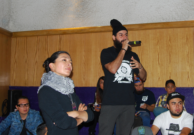 Fotografía de la conferencia magistral "El arte de la batalla" impartida por Alien Ness el 29 de mayo de 2015 como parte del encuentro internacional Danza Urbana Generación Hip Hop llevado a cabo en el Centro Nacional de las Artes.