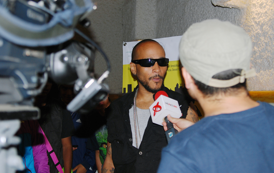 Fotografía de la conferencia magistral "El arte de la batalla" impartida por Alien Ness el 29 de mayo de 2015 como parte del encuentro internacional Danza Urbana Generación Hip Hop llevado a cabo en el Centro Nacional de las Artes.
