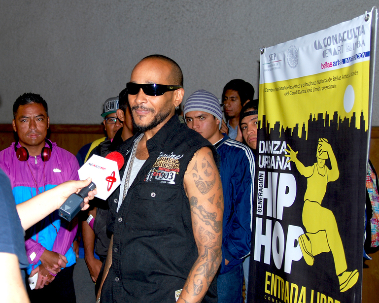 Fotografía de la conferencia magistral "El arte de la batalla" impartida por Alien Ness el 29 de mayo de 2015 como parte del encuentro internacional Danza Urbana Generación Hip Hop llevado a cabo en el Centro Nacional de las Artes.
