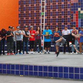 Fotografía de la clase magistral de Breaking impartida por el B-boy Thesis el 29 de mayo de 2015 como parte del encuentro internacional Danza Urbana Generación Hip Hop llevado a cabo en el Centro Nacional de las Artes.