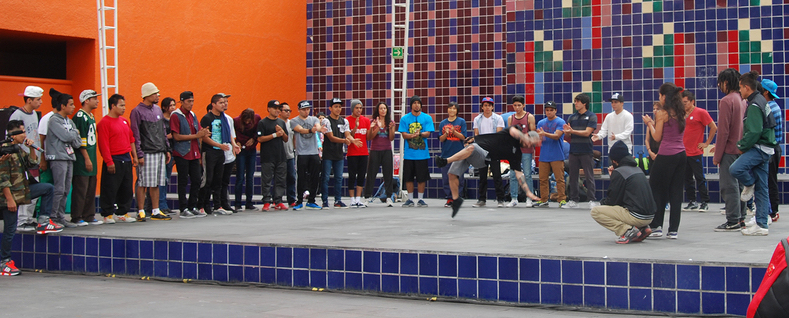 Fotografía de la clase magistral de Breaking impartida por el B-boy Thesis el 29 de mayo de 2015 como parte del encuentro internacional Danza Urbana Generación Hip Hop llevado a cabo en el Centro Nacional de las Artes.