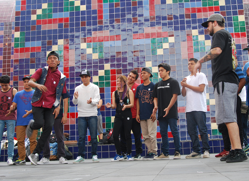 Fotografía de la clase magistral de Breaking impartida por el B-boy Thesis el 29 de mayo de 2015 como parte del encuentro internacional Danza Urbana Generación Hip Hop llevado a cabo en el Centro Nacional de las Artes.