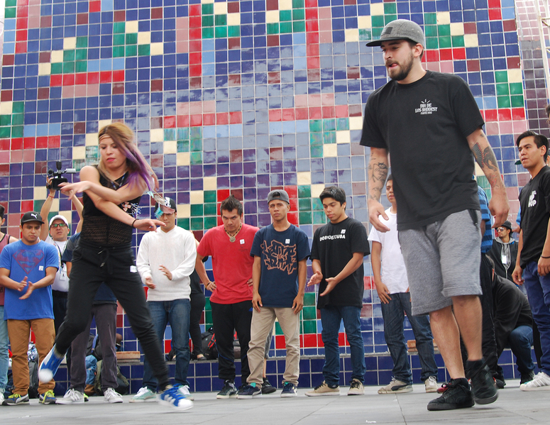 Fotografía de la clase magistral de Breaking impartida por el B-boy Thesis el 29 de mayo de 2015 como parte del encuentro internacional Danza Urbana Generación Hip Hop llevado a cabo en el Centro Nacional de las Artes.