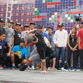 Fotografía de la clase magistral de Breaking impartida por el B-boy Thesis el 29 de mayo de 2015 como parte del encuentro internacional Danza Urbana Generación Hip Hop llevado a cabo en el Centro Nacional de las Artes.
