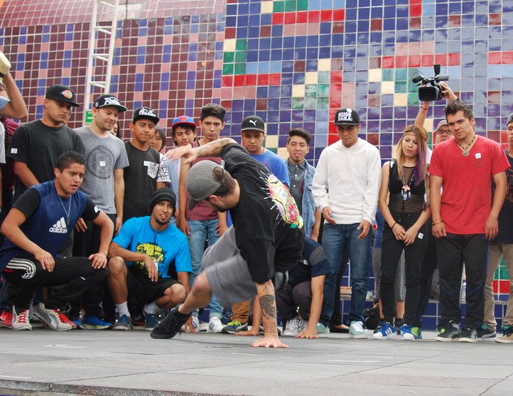 Fotografía de la clase magistral de Breaking impartida por el B-boy Thesis el 29 de mayo de 2015 como parte del encuentro internacional Danza Urbana Generación Hip Hop llevado a cabo en el Centro Nacional de las Artes.