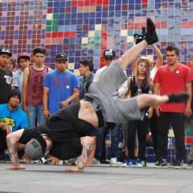 Fotografía de la clase magistral de Breaking impartida por el B-boy Thesis el 29 de mayo de 2015 como parte del encuentro internacional Danza Urbana Generación Hip Hop llevado a cabo en el Centro Nacional de las Artes.