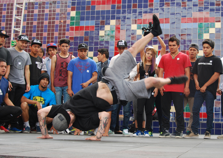 Fotografía de la clase magistral de Breaking impartida por el B-boy Thesis el 29 de mayo de 2015 como parte del encuentro internacional Danza Urbana Generación Hip Hop llevado a cabo en el Centro Nacional de las Artes.