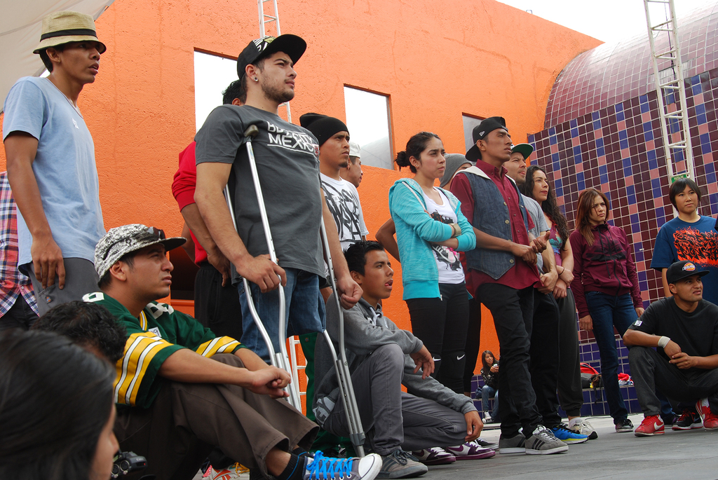 Fotografía de la clase magistral de Breaking impartida por el B-boy Thesis el 29 de mayo de 2015 como parte del encuentro internacional Danza Urbana Generación Hip Hop llevado a cabo en el Centro Nacional de las Artes.