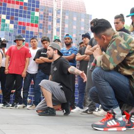 Fotografía de la clase magistral de Breaking impartida por el B-boy Thesis el 29 de mayo de 2015 como parte del encuentro internacional Danza Urbana Generación Hip Hop llevado a cabo en el Centro Nacional de las Artes.