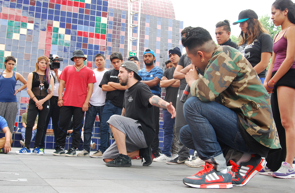 Fotografía de la clase magistral de Breaking impartida por el B-boy Thesis el 29 de mayo de 2015 como parte del encuentro internacional Danza Urbana Generación Hip Hop llevado a cabo en el Centro Nacional de las Artes.
