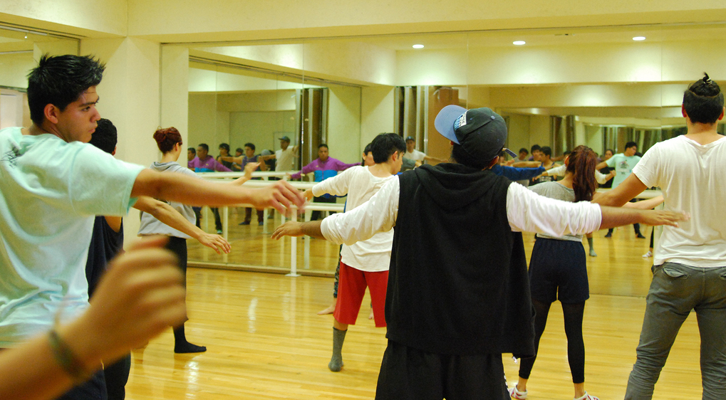 Fotografía de la clase magistral Experimental impartida por el Vanessa Moya el 29 de mayo de 2015 como parte del encuentro internacional Danza Urbana Generación Hip Hop llevado a cabo en el Centro Nacional de las Artes.
