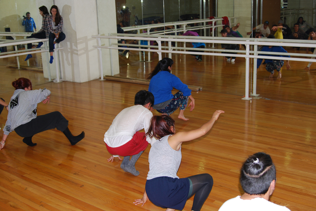 Fotografía de la clase magistral Experimental impartida por el Vanessa Moya el 29 de mayo de 2015 como parte del encuentro internacional Danza Urbana Generación Hip Hop llevado a cabo en el Centro Nacional de las Artes.
