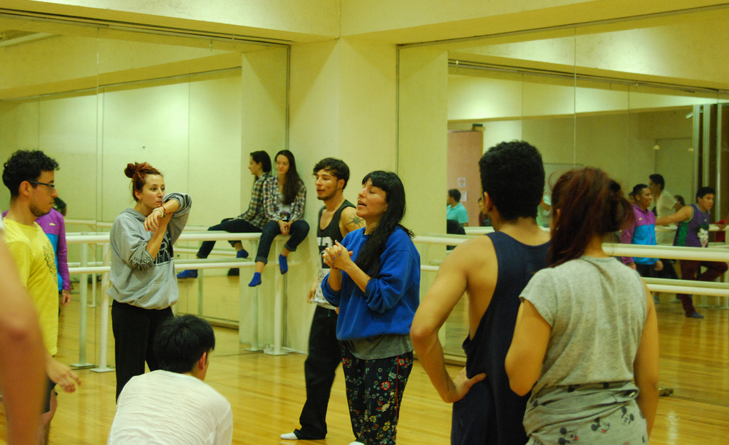 Fotografía de la clase magistral Experimental impartida por el Vanessa Moya el 29 de mayo de 2015 como parte del encuentro internacional Danza Urbana Generación Hip Hop llevado a cabo en el Centro Nacional de las Artes.