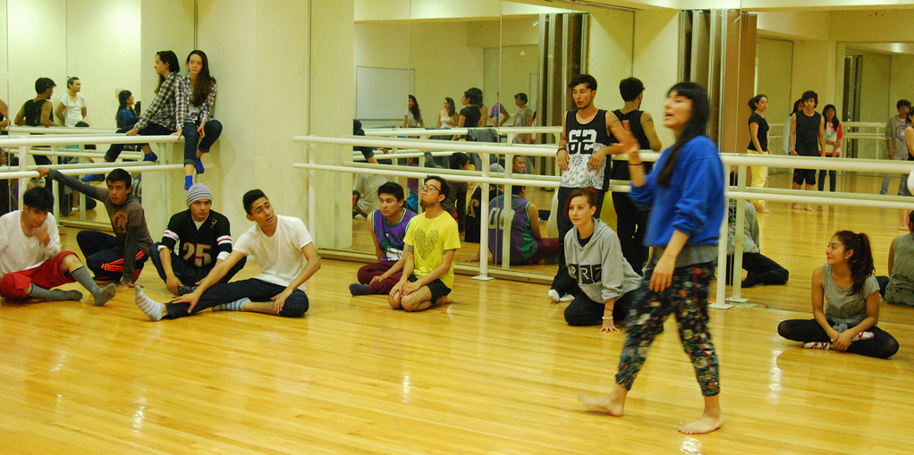 Fotografía de la clase magistral Experimental impartida por el Vanessa Moya el 29 de mayo de 2015 como parte del encuentro internacional Danza Urbana Generación Hip Hop llevado a cabo en el Centro Nacional de las Artes.
