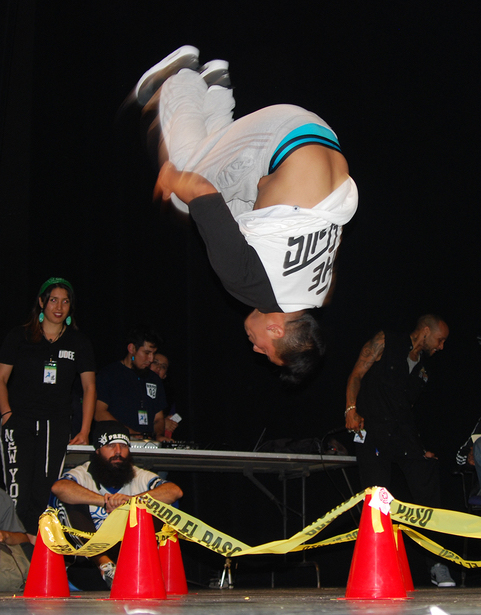Fotografía de la batalla Octágono que se llevó a cabo el 29 de mayo de 2015 como parte del encuentro internacional Danza Urbana Generación Hip Hop realizado en el Centro Nacional de las Artes.
