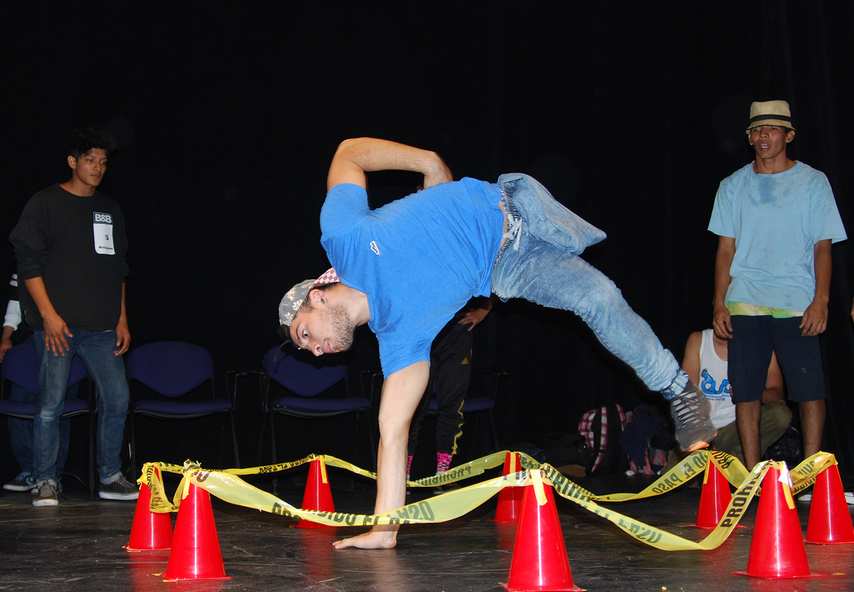 Fotografía de la batalla Octágono que se llevó a cabo el 29 de mayo de 2015 como parte del encuentro internacional Danza Urbana Generación Hip Hop realizado en el Centro Nacional de las Artes.