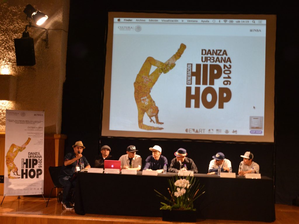 Fotografía de la mesa redonda La Eskuela Pionera,  encuentro internacional Danza Urbana Generación Hip Hop llevado a cabo en el Centro Nacional de las Artes del 27 al 29 de mayo de 2016.