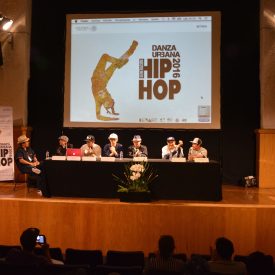 Fotografía de la mesa redonda La Eskuela Pionera,  encuentro internacional Danza Urbana Generación Hip Hop llevado a cabo en el Centro Nacional de las Artes del 27 al 29 de mayo de 2016.