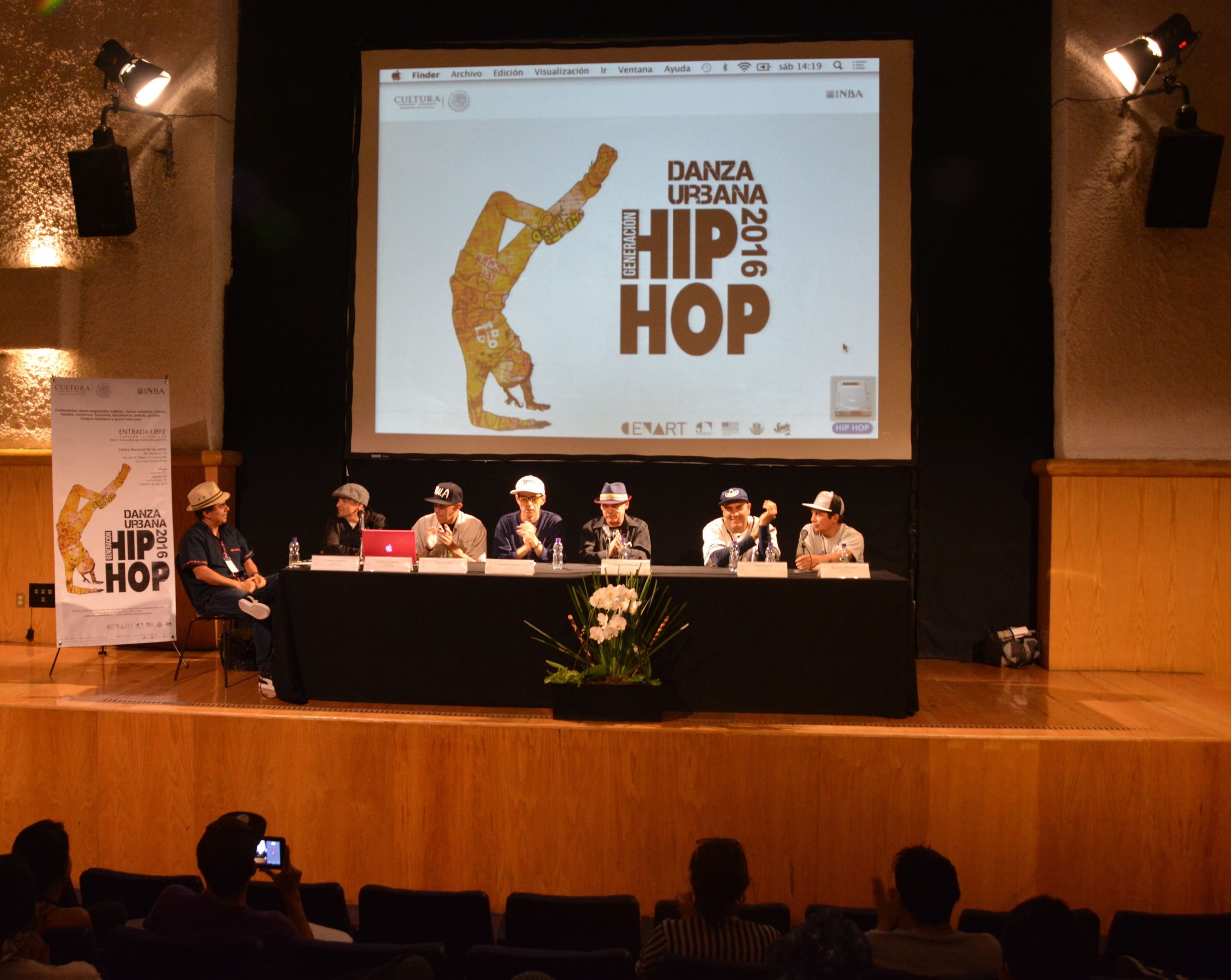 Fotografía de la mesa redonda La Eskuela Pionera,  encuentro internacional Danza Urbana Generación Hip Hop llevado a cabo en el Centro Nacional de las Artes del 27 al 29 de mayo de 2016.