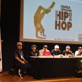 Fotografía de la mesa redonda La Eskuela Pionera,  encuentro internacional Danza Urbana Generación Hip Hop llevado a cabo en el Centro Nacional de las Artes del 27 al 29 de mayo de 2016.