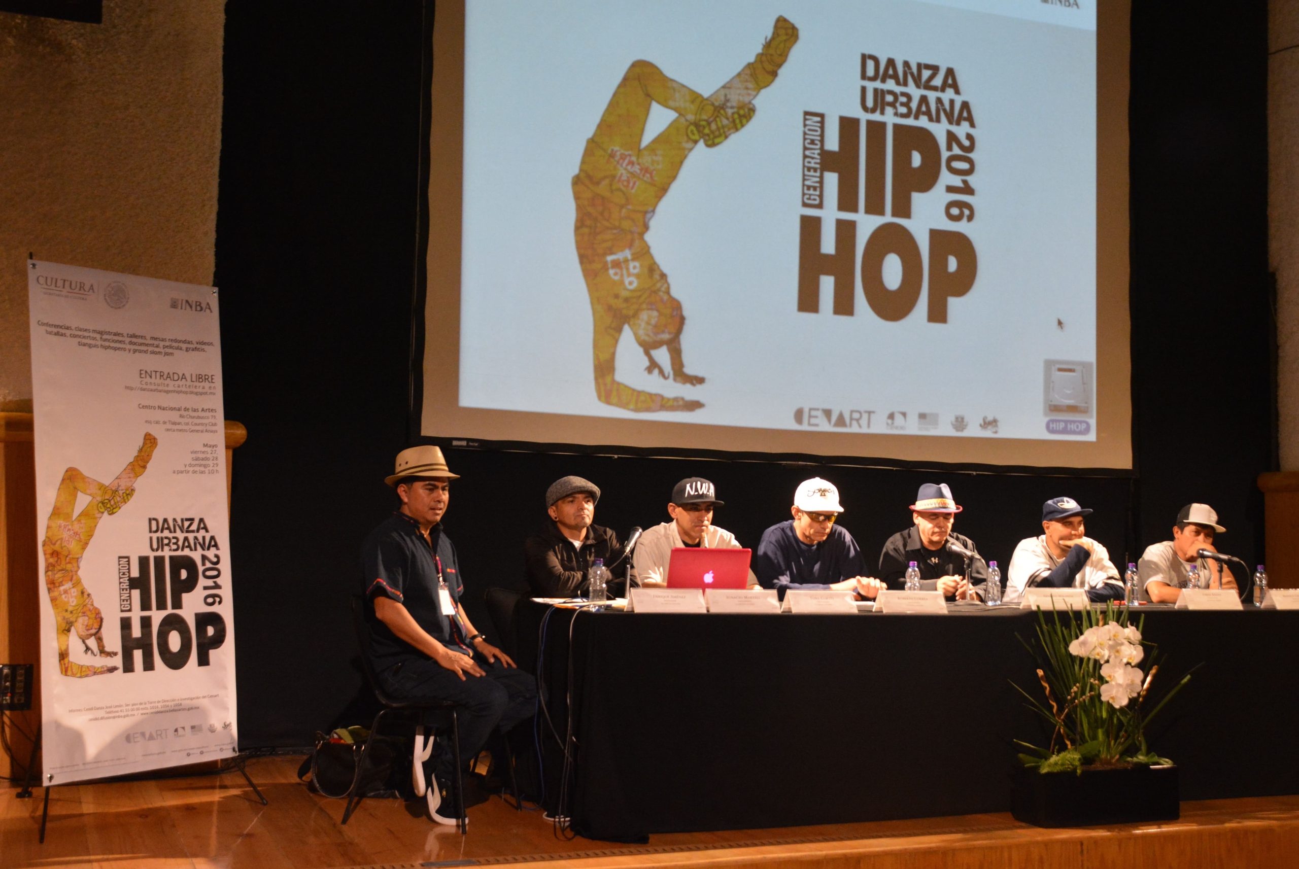 Fotografía de la mesa redonda La Eskuela Pionera,  encuentro internacional Danza Urbana Generación Hip Hop llevado a cabo en el Centro Nacional de las Artes del 27 al 29 de mayo de 2016.