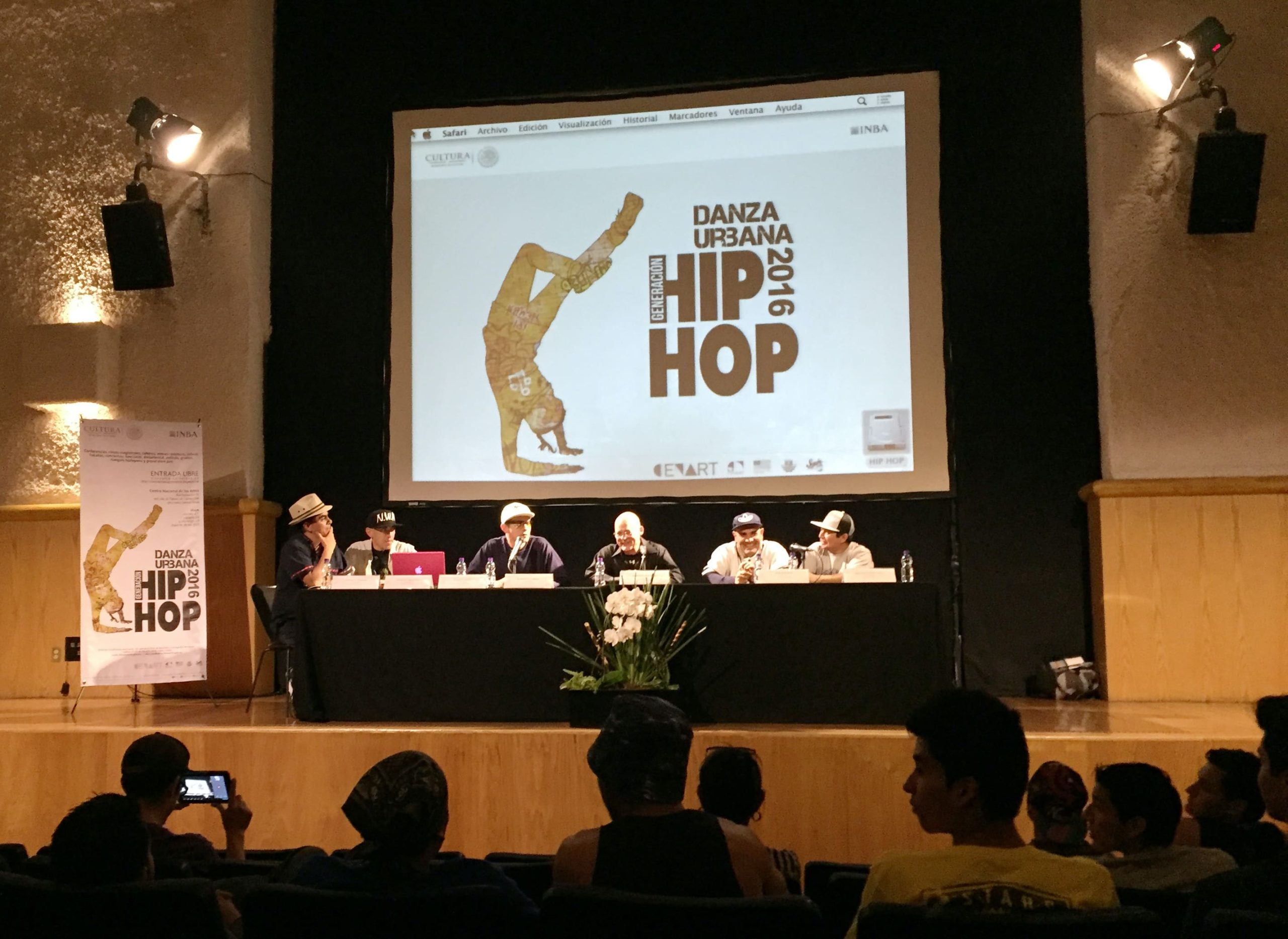 Fotografía de la mesa redonda La Eskuela Pionera,  encuentro internacional Danza Urbana Generación Hip Hop llevado a cabo en el Centro Nacional de las Artes del 27 al 29 de mayo de 2016.