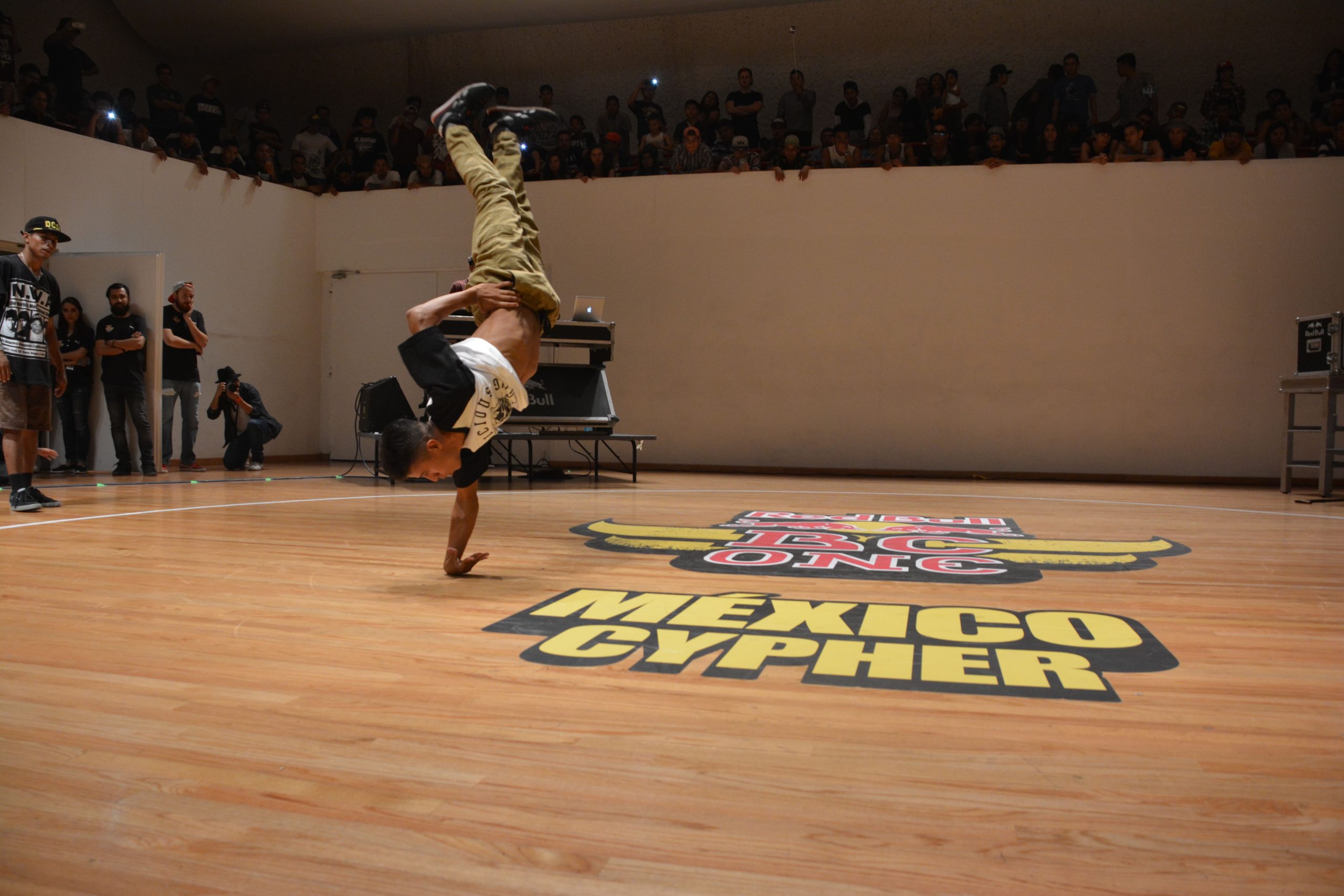 Fotografía del BC One Red Bull Cypher, en el encuentro internacional Danza Urbana Generación Hip Hop llevado a cabo en el Centro Nacional de las Artes del 27 al 29 de mayo de 2016.