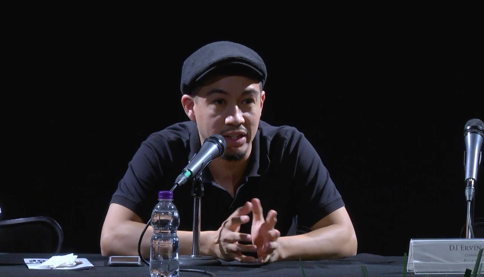 Fotografía de Ervin Arana impartiendo la conferencia magistral "Ética del Cypher", en el encuentro internacional Danza Urbana Generación Hip Hop llevado a cabo en el Centro Nacional de las Artes del 27 al 29 de mayo de 2016.