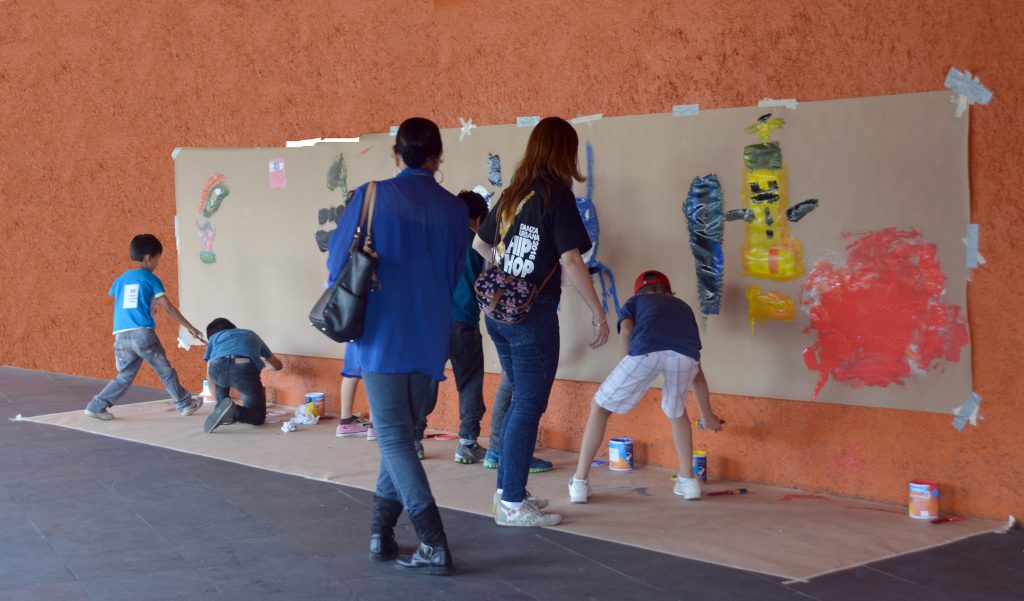 Fotografía del Taller de Grafiti para niños y niñas que formó parte del encuentro internacional Danza Urbana Generación Hip Hop llevado a cabo en el Centro Nacional de las Artes del 27 al 29 de mayo de 2016.