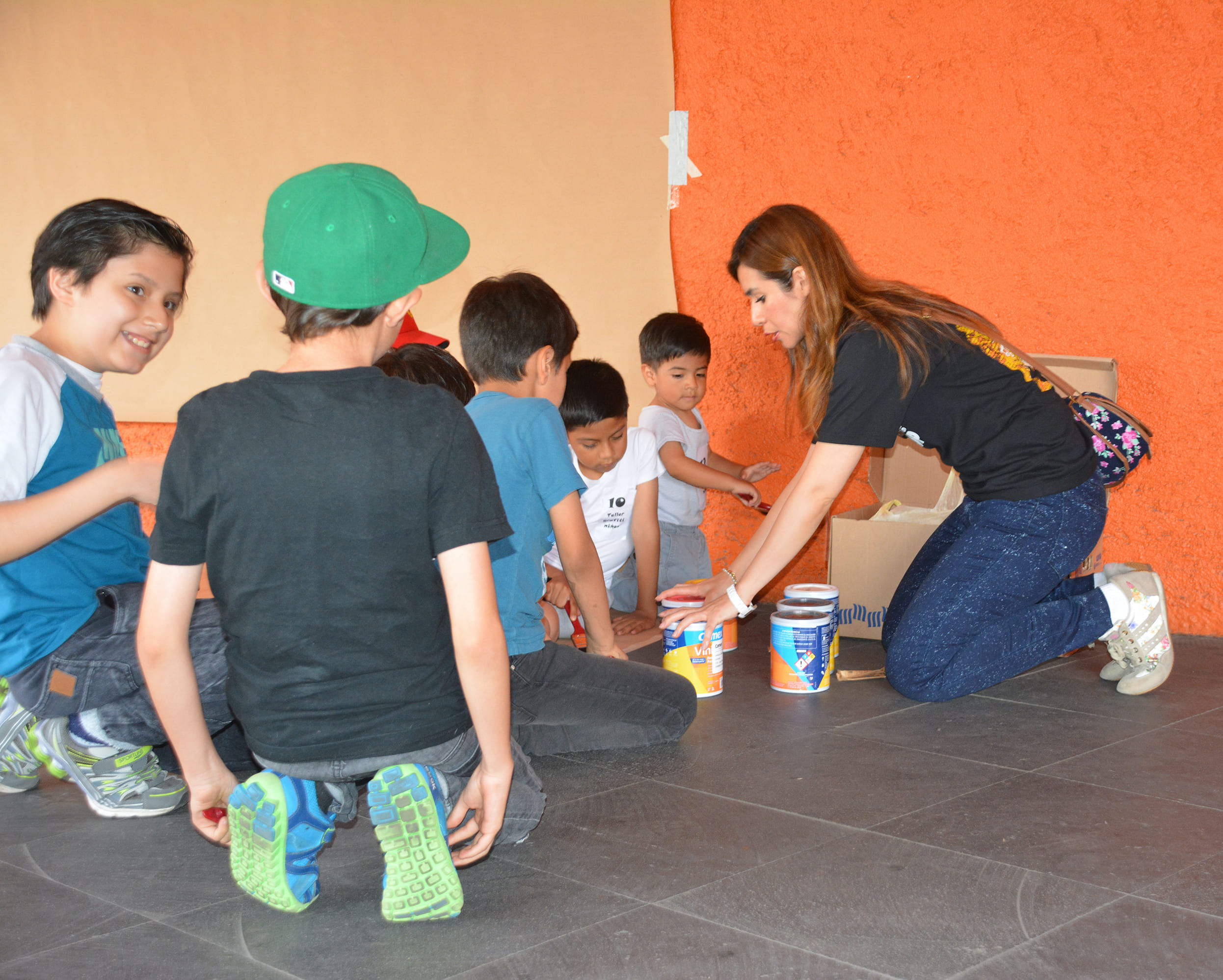 Fotografía del Taller de Grafiti para niños y niñas que formó parte del encuentro internacional Danza Urbana Generación Hip Hop llevado a cabo en el Centro Nacional de las Artes del 27 al 29 de mayo de 2016.