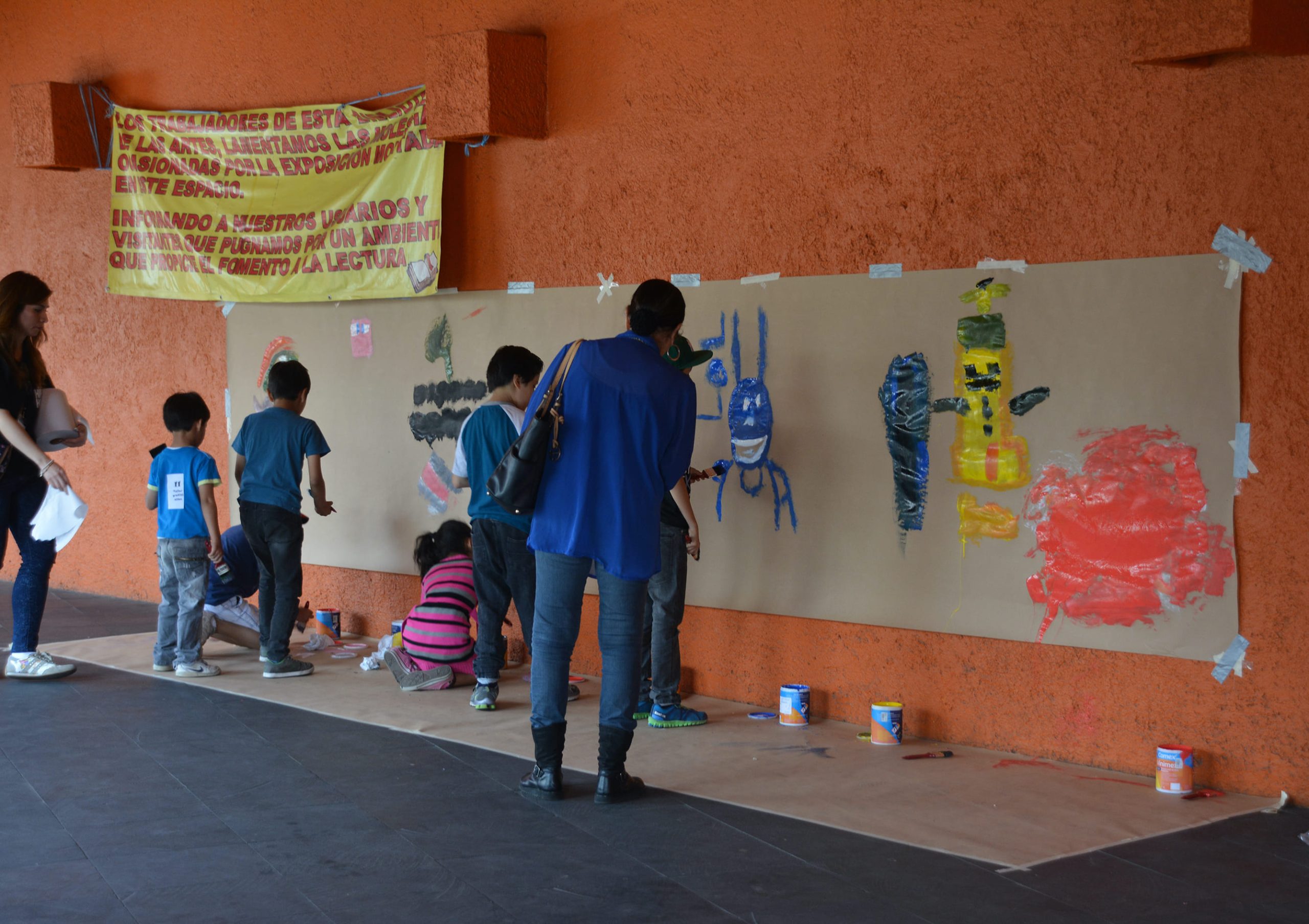 Fotografía del Taller de Grafiti para niños y niñas que formó parte del encuentro internacional Danza Urbana Generación Hip Hop llevado a cabo en el Centro Nacional de las Artes del 27 al 29 de mayo de 2016.