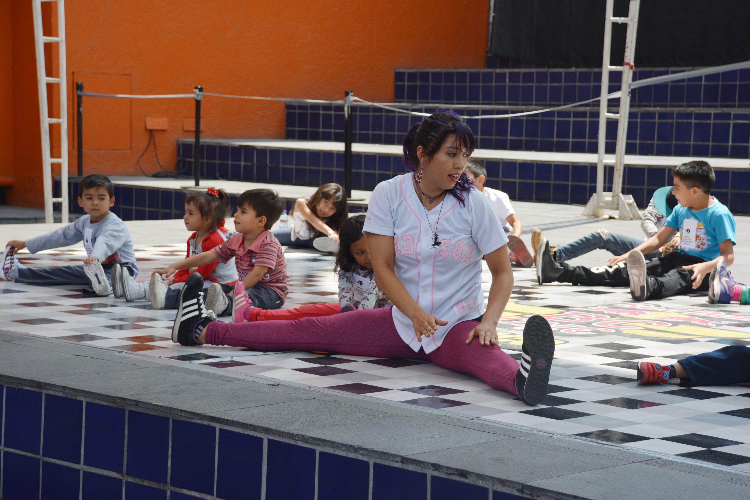 Fotografía de la clase magistral Kids Hip Hop que formó parte del encuentro internacional Danza Urbana Generación Hip Hop llevado a cabo en el Centro Nacional de las Artes del 27 al 29 de mayo de 2016.