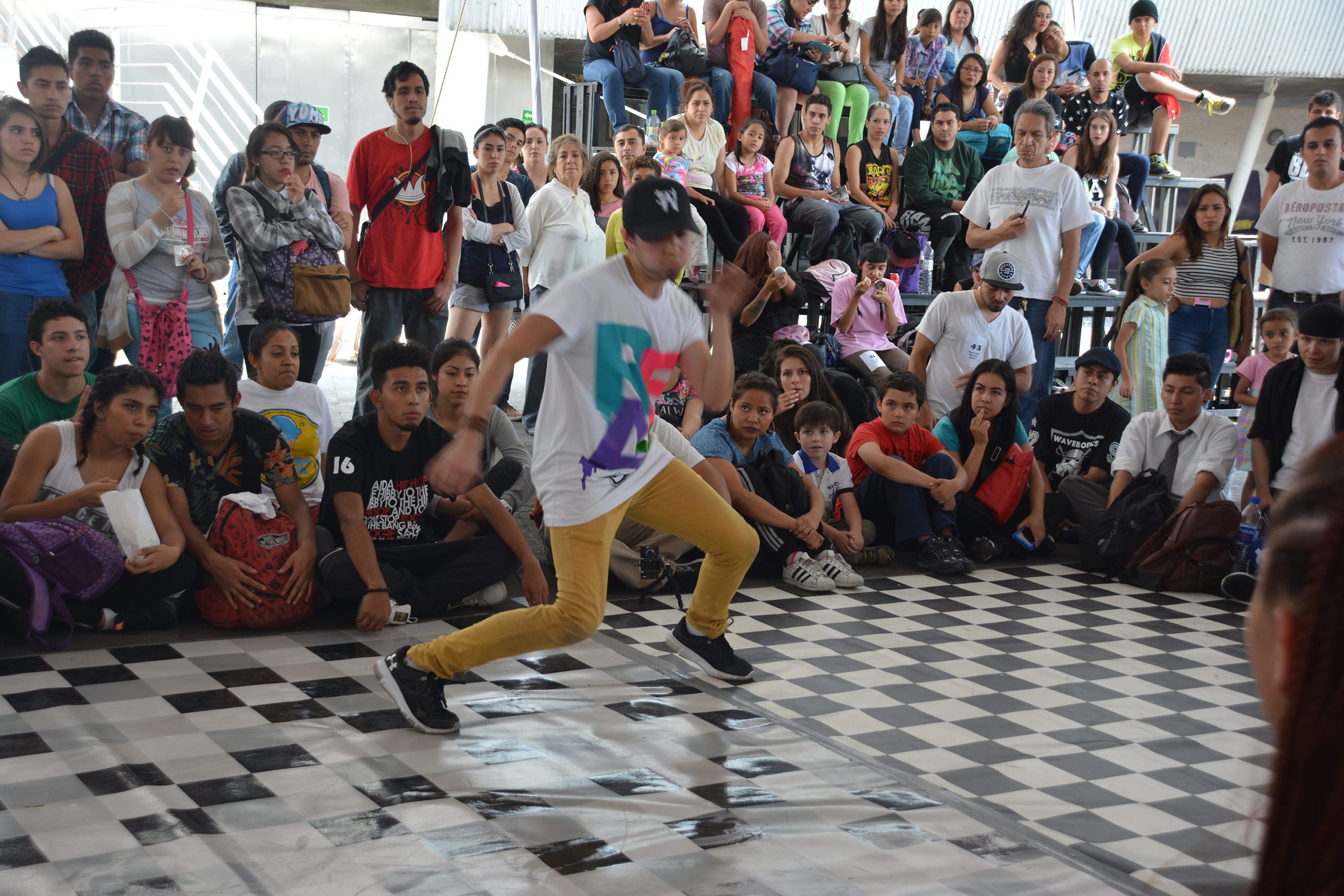 Fotografía de la Batalla Freestyle Hip Hop en el encuentro internacional Danza Urbana Generación Hip Hop llevado a cabo en el Centro Nacional de las Artes del 27 al 29 de mayo de 2016.