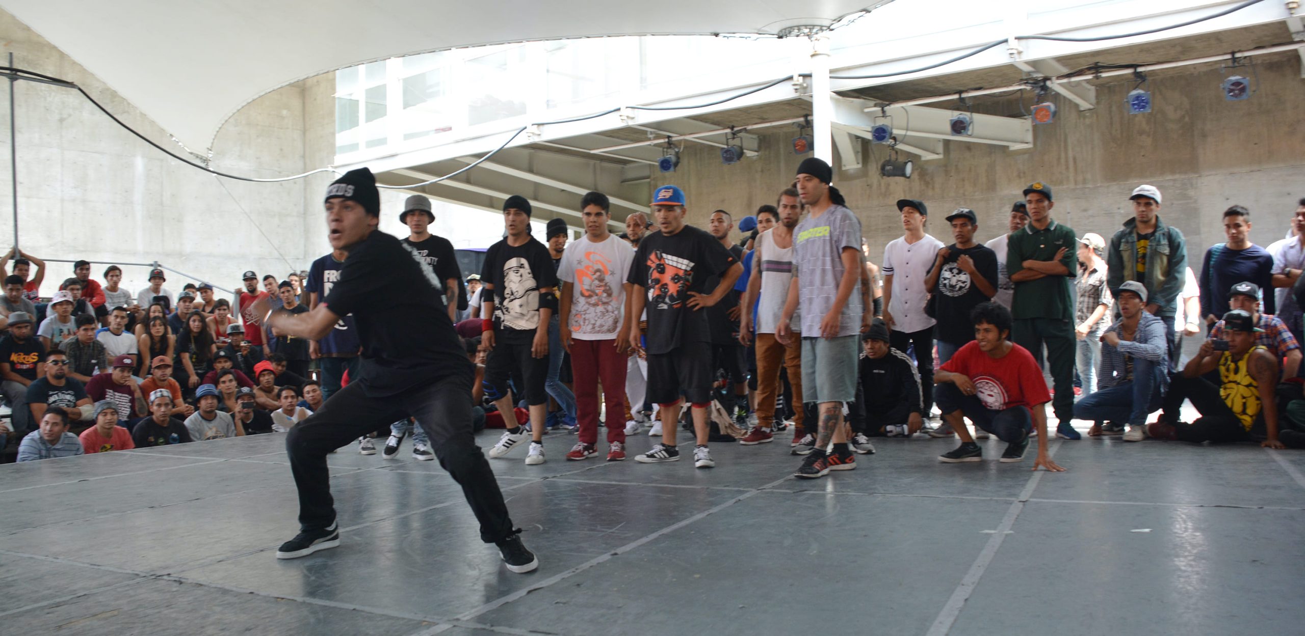 Fotografía de los preliminares de la Crewbattle en el encuentro internacional Danza Urbana Generación Hip Hop llevado a cabo en el Centro Nacional de las Artes del 27 al 29 de mayo de 2016.
