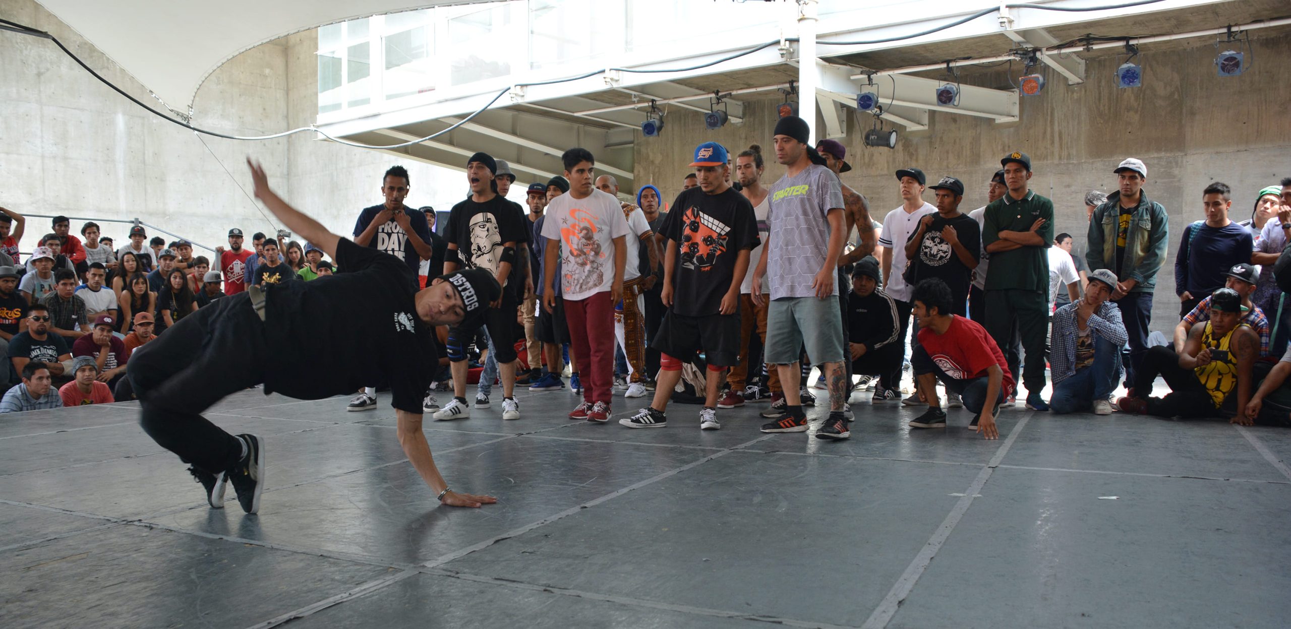 Fotografía de los preliminares de la Crewbattle en el encuentro internacional Danza Urbana Generación Hip Hop llevado a cabo en el Centro Nacional de las Artes del 27 al 29 de mayo de 2016.